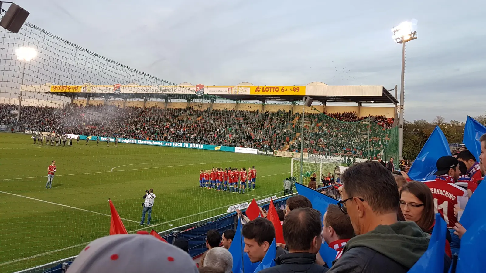 Der Sportpark Unterhaching hat schon einige spannende Partien im DFB-Pokal erlebt. Soll die Geschichte weitergehen, braucht es einen Sieg gegen Illertissen. (Archivbild: bas)