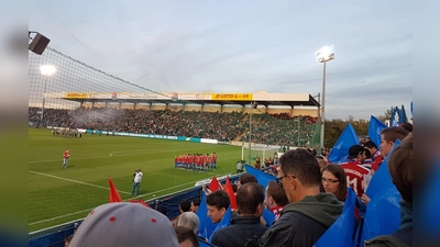 Im Sportpark Unterhaching ist endlich wieder Drittliga-Fußball zu sehen – wie hier beim Derby gegen den TSV 1860 München im September 2018. Zuvor kommt mit dem FC Augsburg sogar ein Bundesligist zum Pokalspiel. (Foto: bas)