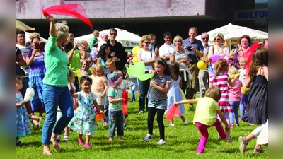Auf der Wiese beim Kulturzentrum Trudering gibt es viele Aktionen für jung und alt. (Foto: Kulturzentrum Trudering)