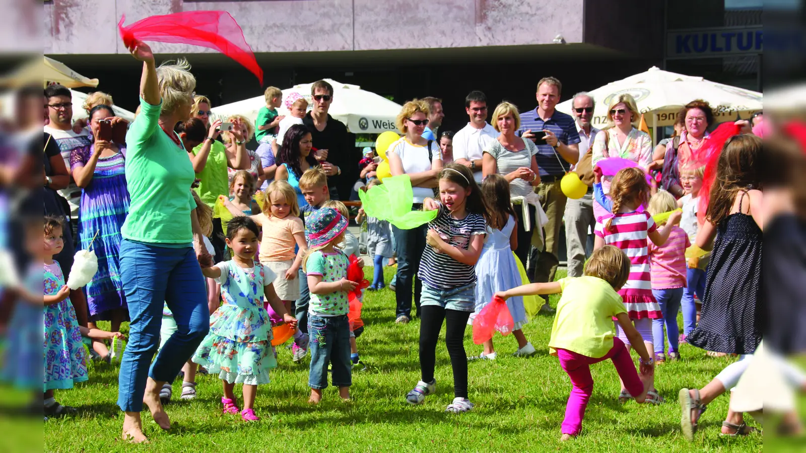 Auf der Wiese beim Kulturzentrum Trudering gibt es viele Aktionen für jung und alt. (Foto: Kulturzentrum Trudering)