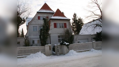 Jedes Jahr würdigt die Stadt München besonders gelungene Fassadenrenovierungen. Unter den Preisträgern für 2007 war auch dieses Obermenzinger Haus in der Loichinger Straße. (Foto: US)