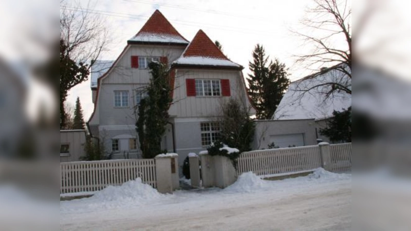 Jedes Jahr würdigt die Stadt München besonders gelungene Fassadenrenovierungen. Unter den Preisträgern für 2007 war auch dieses Obermenzinger Haus in der Loichinger Straße. (Foto: US)