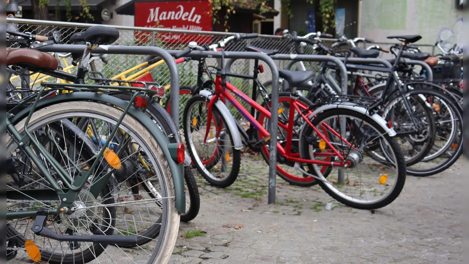 In der warmen Jahreszeit wird viel geradelt. Damit dies auch sicher geschehen kann, empfiehlt sich ein Radlcheck. Den gibt es kostenlos von der Stadt. (Foto: mha)