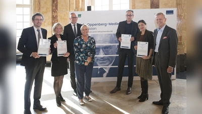 Preisverleihung der Stiftung Lesen 2017 (von links): Johannes Beetz (Münchner Wochenanzeiger), Petra Cyrus (ARD), Dr. Jörg F. Maas (Stiftung Lesen), Dr. Susanne Eisenmann (Präsidentin der Kultusministerkonferenz), Thomas Thiel (FAZ), Hatice Akyün (ZEITmagazin), Heinrich Meyer (Stiftung Presse-Haus NRZ). (Foto: Michael Wagner)