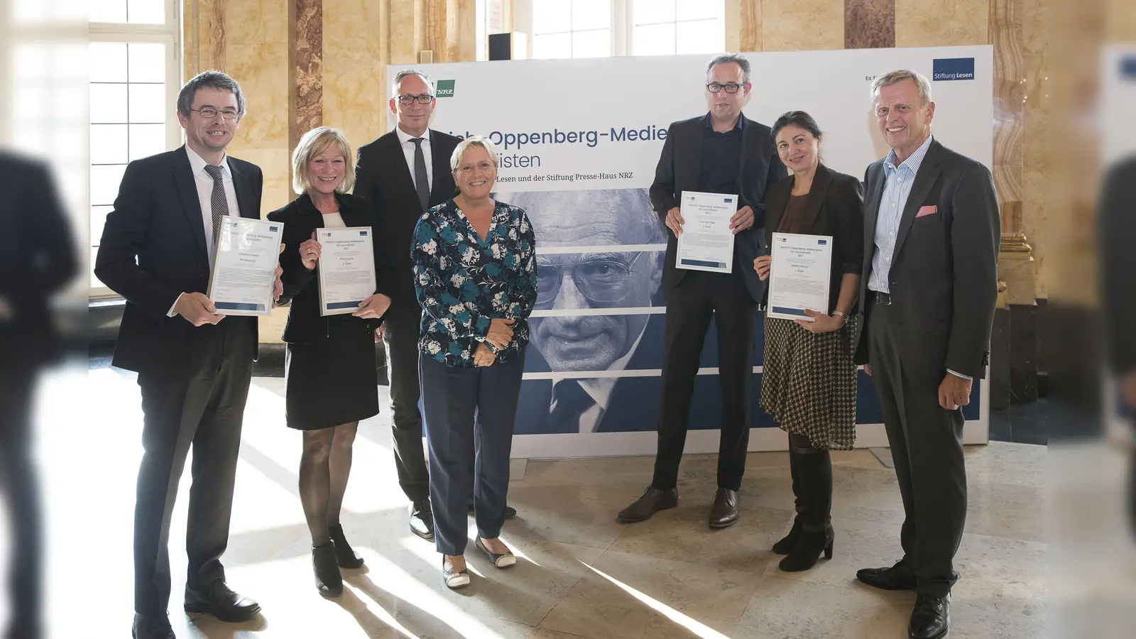 Preisverleihung der Stiftung Lesen 2017 (von links): Johannes Beetz (Münchner Wochenanzeiger), Petra Cyrus (ARD), Dr. Jörg F. Maas (Stiftung Lesen), Dr. Susanne Eisenmann (Präsidentin der Kultusministerkonferenz), Thomas Thiel (FAZ), Hatice Akyün (ZEITmagazin), Heinrich Meyer (Stiftung Presse-Haus NRZ). (Foto: Michael Wagner)