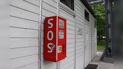 An der Außenwand links neben dem Behinderten-WC befindet sich am Bahnhofsplatz (S-Bahnhof) der Defibrillator.  (Foto: mha)
