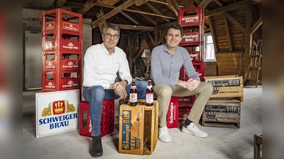 Erich und Julian Schweiger präsentieren das neue Design. (Foto: Thomas Scheuplein)