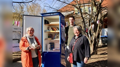 Monika Bezdek, Florian Saller und Petra Bezdek am Stockdorfer Bücherschrank. (Foto: us)