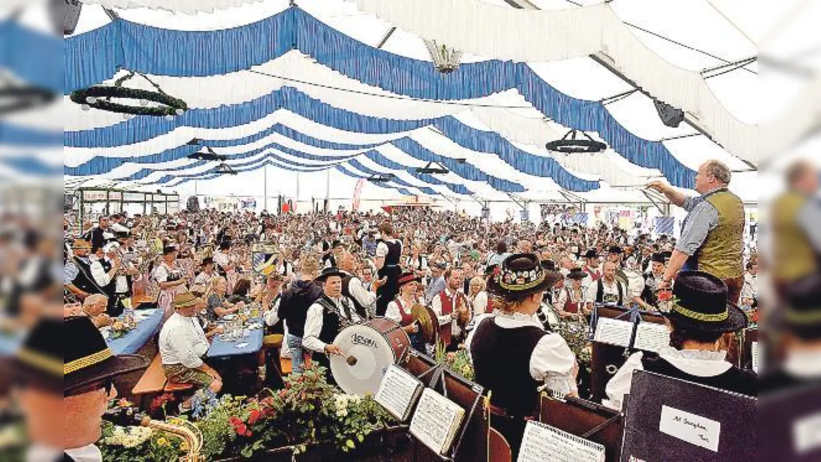 Nicht nur Münchens Landrat Christoph Göbel (rechts) stand die Freude beim Dirigieren ins Gesicht geschrieben. Auch die fast 300 Musiker und das Publikum hatten jede Menge Spaß beim Tag der Blasmusik in Kirchheim.	  (Foto: Landratsamt München)