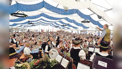 Nicht nur Münchens Landrat Christoph Göbel (rechts) stand die Freude beim Dirigieren ins Gesicht geschrieben. Auch die fast 300 Musiker und das Publikum hatten jede Menge Spaß beim Tag der Blasmusik in Kirchheim.	  (Foto: Landratsamt München)
