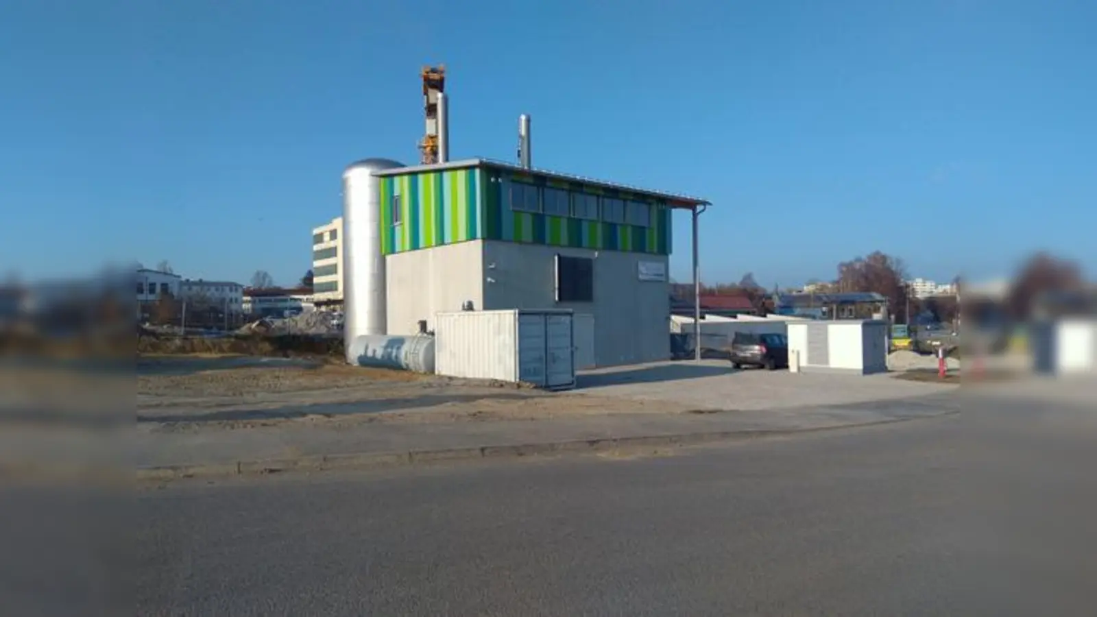 Für Störfälle gerüstet: Ölheizcontainer und Öltank von der temporären Heizstation am Habererweg wurden im November zur Heizzentrale Am Erlberg umgesetzt.  (Foto: KUMS/bw)