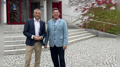 Christian Hörmann (CIMA Management + Beratung GmbH) (l.) und Bürgermeister Ullrich Sander stellten die überarbeiteten Pläne für das neue Quartier am Bahnhof vor. (Foto: hw)
