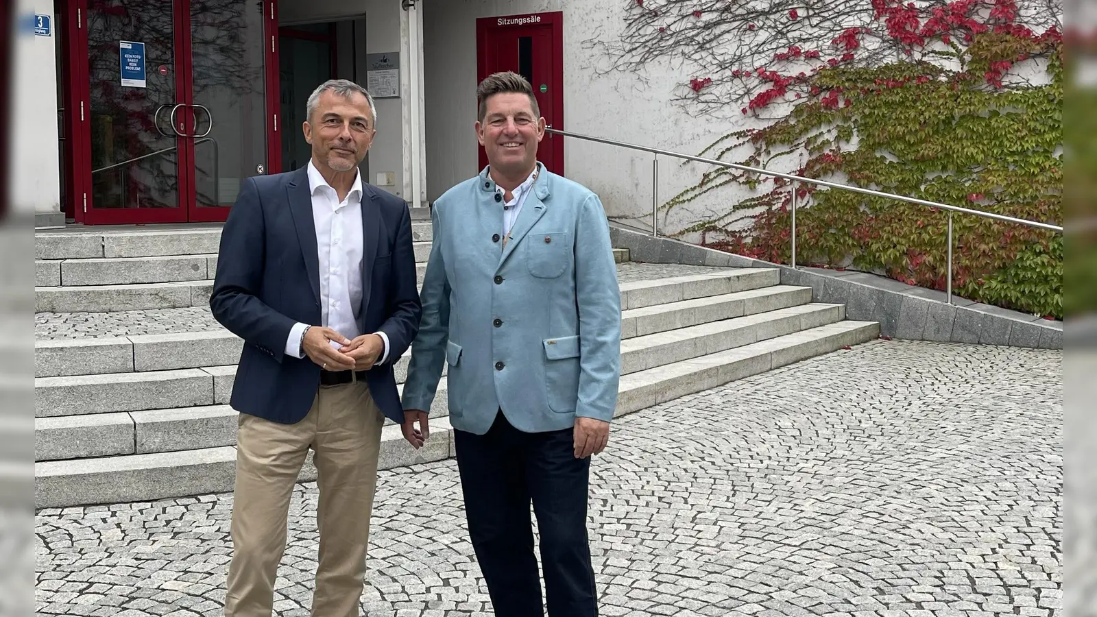 Christian Hörmann (CIMA Management + Beratung GmbH) (l.) und Bürgermeister Ullrich Sander stellten die überarbeiteten Pläne für das neue Quartier am Bahnhof vor. (Foto: hw)