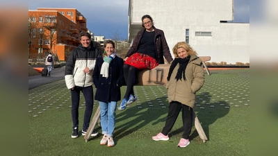 Markus Lutz (Vorsitzender des BA 6), Ulrike Boesser (stellvertretende BA-Vorsitzende und Gleichstellungsbeauftragte im BA 8), Louisa Pehle (Fraktionssprecherin der SPD im BA 6) und Christina Chatziparasidou (Co-Fraktionssprecherin und Beauftragte für Migration im BA 8) am möglichen Standort für den Mobilen Treff auf dem Bahndeckel.<br><br> (Foto: SPD )