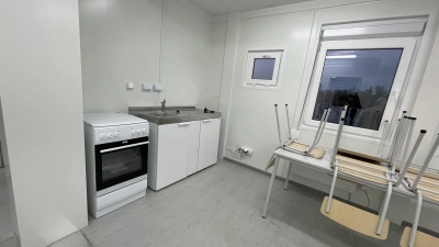 Auch eine kleine Küchenzeile gehört zu jedem Container, wie hier in der Unterkunft in Neubiberg. (Foto: hw)