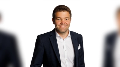 Maximilian Mader steht Senioren des BRK-Heims Rede und Antwort. (Foto: Mader)