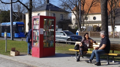 Seit fünf Jahren steht der Bücherschrank am Laimer Anger. Der Geburtstag wird am Freitag, 22. September mit Lesung, Musik und Poetry Slam gefeiert.  (Foto: Beatrix Köber)