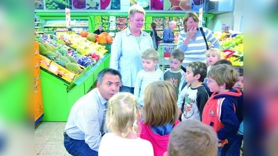 Marktleiter Mustafa Altundal machte mit den Kindern im HIT-Markt Moosach einen Rundgang durch Obst- und Gemüseabteilung. (Foto: pi)