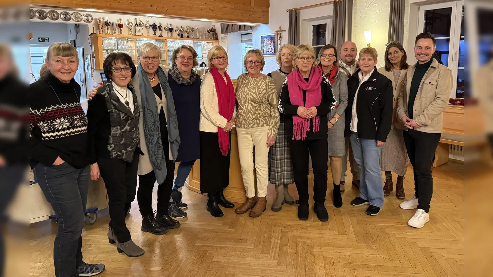 Renate Weger, Elisabeth Schloßbauer, Martina Guggenmos, Heidi Denk, Elisabeth Eisele, Roswitha Conrad, Bärbel Wallner,Gabriele Heid, Lydia Vogel, Timo Weiersmüller, Angelika Gumowski, Jeanette Bagger und Max Frisch (v. l.). (Foto: BRK, Kreisverband Dachau)