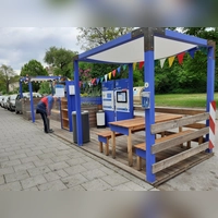 Zwei Parkplätze lang ist das Parklet, ein bunter Treffpunkt, der auch heuer wieder zum Lesen und Sich-Erholen einlädt.  (Foto: mha)