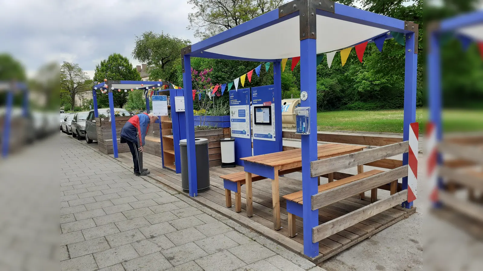 Zwei Parkplätze lang ist das Parklet, ein bunter Treffpunkt, der auch heuer wieder zum Lesen und Sich-Erholen einlädt.  (Foto: mha)