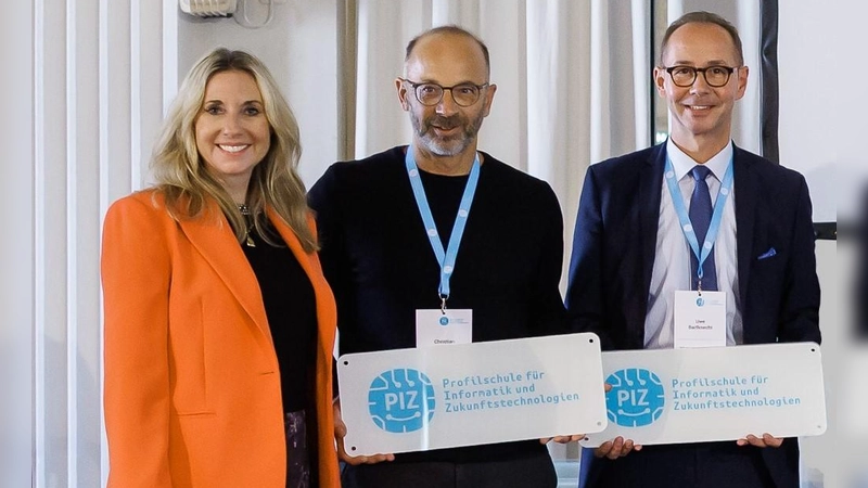 Kultusministerin Anna Stolz mit dem Schulleiter des Wilhelm-Hausenstein-Gymnasiums, Uwe Barfknecht (rechts), und dem Schulleiter des Albrecht-Ernst-Gymnasiums Oettingen, Christian Heinz. (Foto: Stefan Obermeier/StMUK)