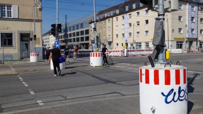 Bürger beklagen, dass an der Ampel in Agnes-Bernauer-Straße zu kurz Grün ist, um in einem Zug zu überqueren. (Foto: Beatrix Köber)