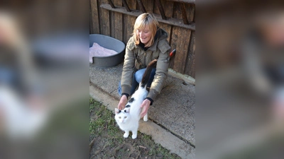 Tierpflegerin Alina Lang-Vogel freut sich über Erfolgserlebnisse: &amp;quot;Einige wilde Katzen werden bei uns auch handzahm.&amp;quot; (Foto: eis)