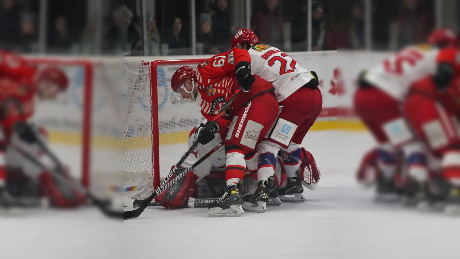 Stürmer Philipp Quinlan wird auch in der nächsten Saison ins rot-weiße Trikot seines Heimatvereins EHC Klostersee schlüpfen. (Foto: smg)