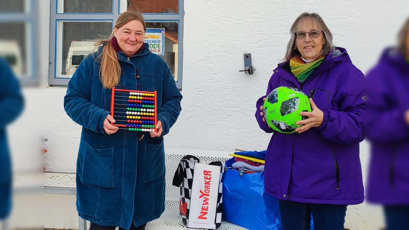 Zwei Mitarbeiterinnen der OGTS der Grund- und Mittelschule Isen bei der Spendenabholung: Der Verein Tatendrang hilft regional wie international. (Foto: Tatendrang e.V.)