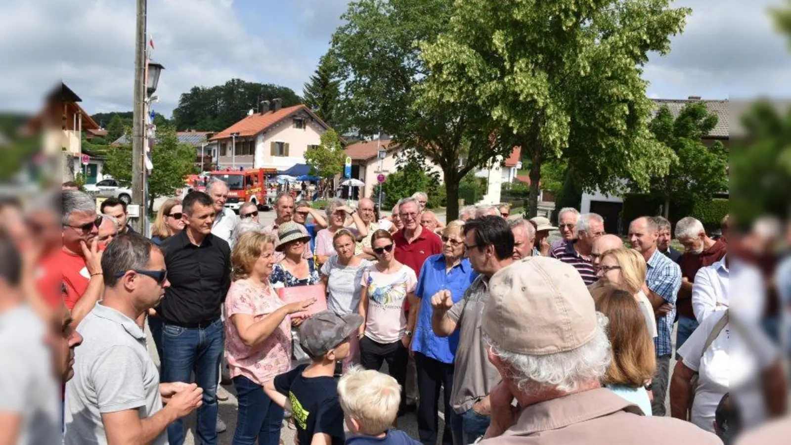 Die Perchtinger erläuterten Bürgermeisterin Eva John ihre Sorgen. (Foto: Hauck)