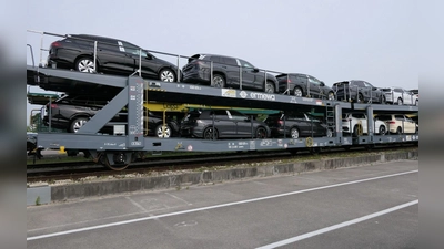 Auf die Weiterfahrt nach Wolnzach wartete der Autozug in Freimann. Dort wurden mehrere der Neuwagen beschädigt.  (Foto: Bundespolizei)