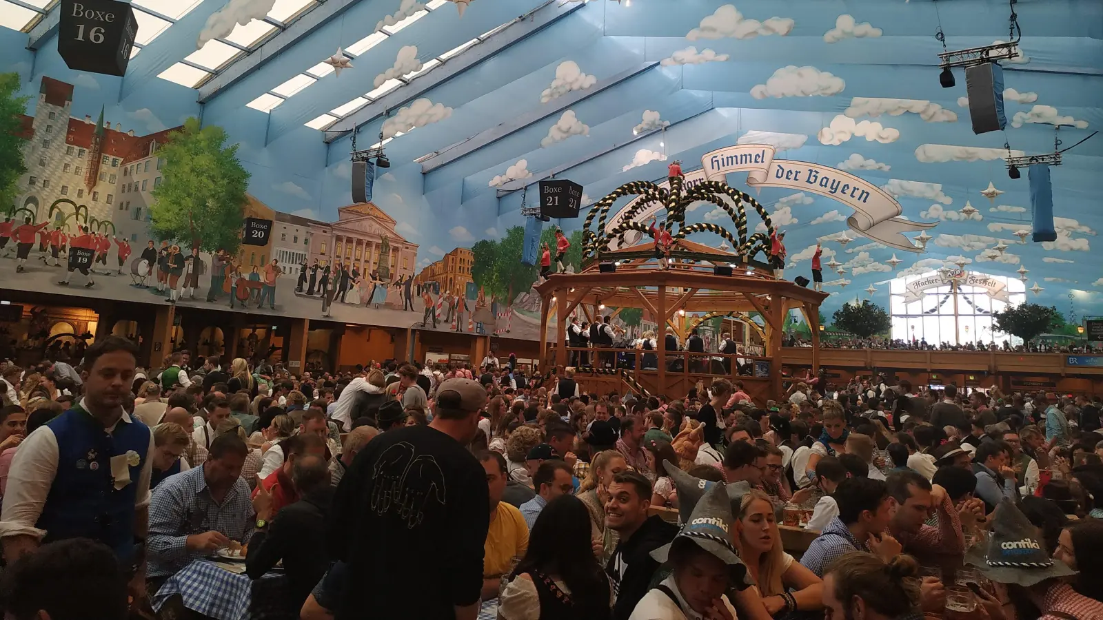 Ein volles Bierzelt in Zeiten von Corona ist undenkbar. Deswegen ist eine Absage der Wiesn laut Stadt München unausweichlich.  (Foto: Stefan Dohl)