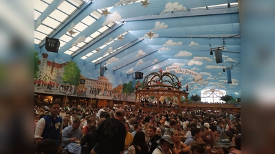 Ein volles Bierzelt in Zeiten von Corona ist undenkbar. Deswegen ist eine Absage der Wiesn laut Stadt München unausweichlich.  (Foto: Stefan Dohl)
