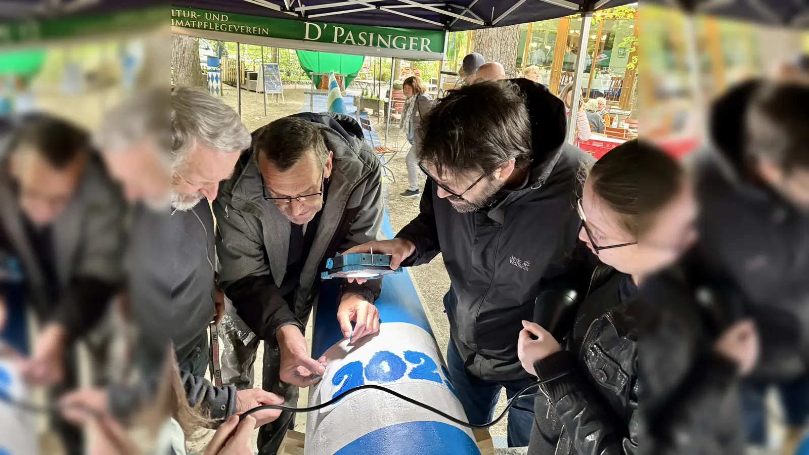 Letzter Schliff am Pasinger Maibaum: Am 1. Mai ab 10 Uhr wird er traditionell mittels Schwaiberln aufgestellt. (Foto: Ulrike Seiffert)