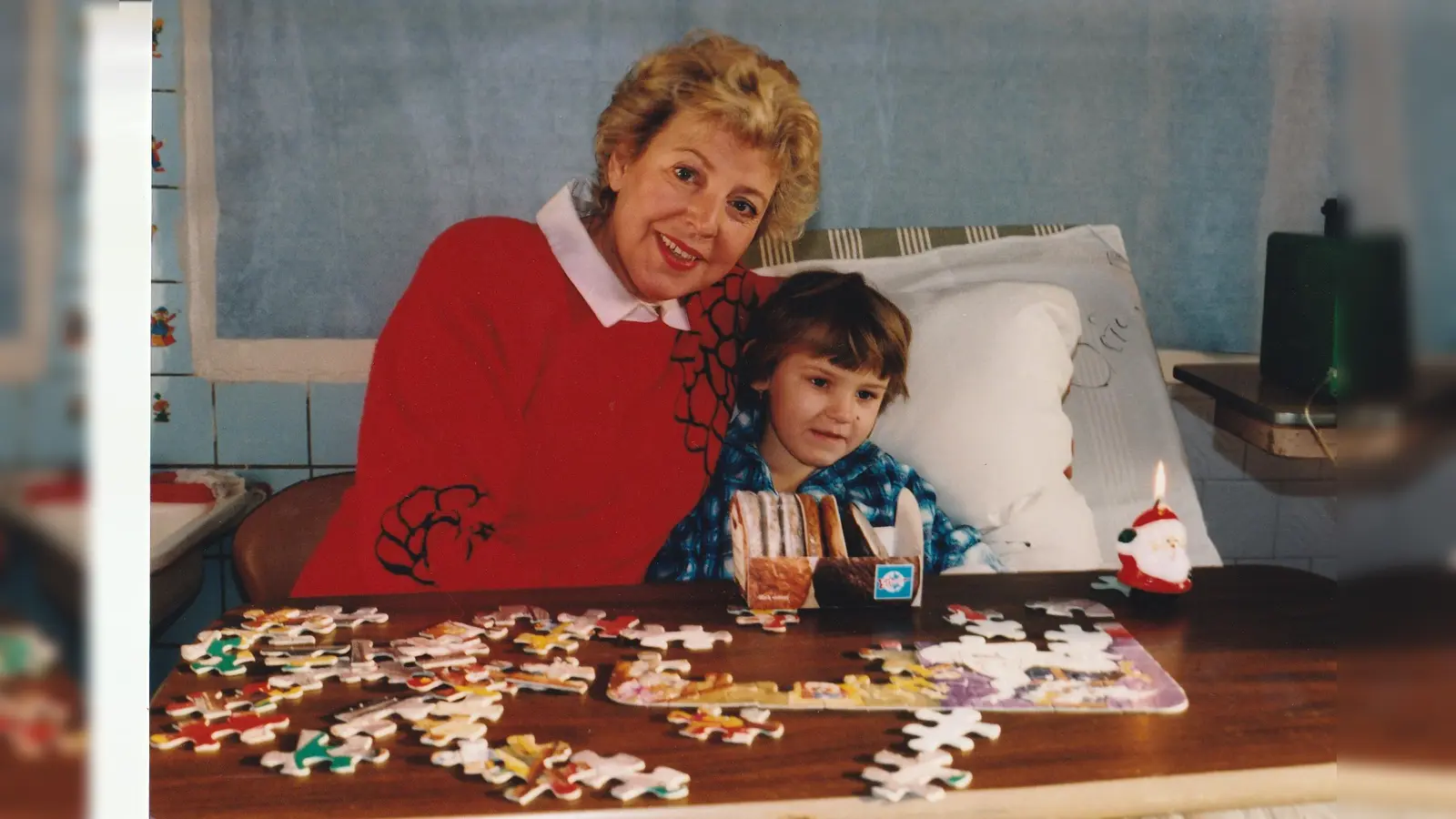 Marie-Luise Marjan mit Patientin auf der Leukämistation in Sankt Petersburg. (Foto: Deutsche Lebensbrücke)