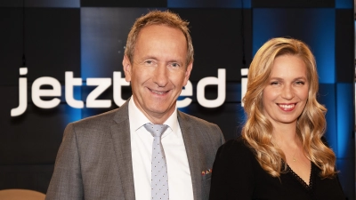 Tilmann Schöberl und Franziska Eder moderieren den Abend. (Foto: BR)