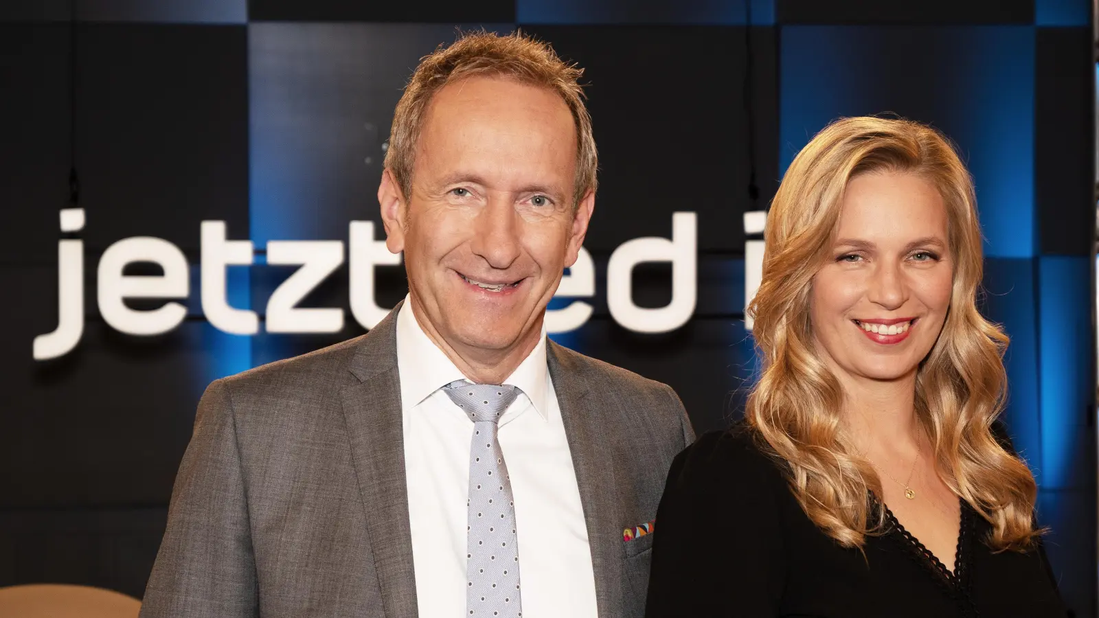 Tilmann Schöberl und Franziska Eder moderieren den Abend. (Foto: BR)