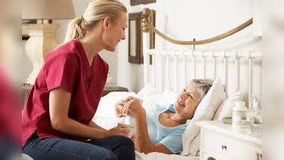 Die meisten Menschen, die Pflege benötigen, werden von Angehörigen versorgt. (Foto: Monkey Business - stock.adobe.com.)