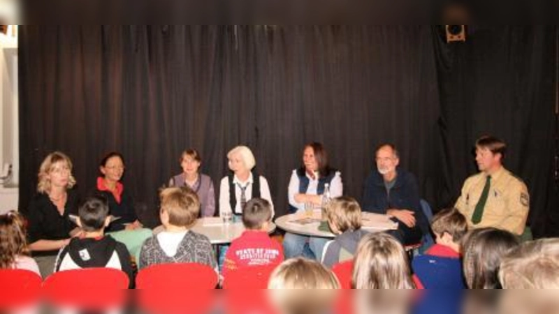 Sie stellten sich auf die Fragen, Wünsche und Probleme der Kinder ein: Moderatorin Conny Beckstein, Katrin Högn, Constanze Söllner-Schaar, BA-Kinderbeauftragte Evelyn Lang, Craciela de Cammerer, Johannes Benz und Martin Riederer (v.l.) (Foto: US)