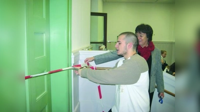 Schülersprecher Konstantin Angourias und Schulleiterin Elisabeth Hundt gaben den Weg frei zu den rundum erneuerten Räumlichkeiten. (Foto: pi)