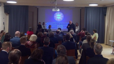 Wer wird Franziskus-Profi? Auch Kardinal Reinhard Marx durfte eine Frage zum Namenspatron der neuen Grundschule im Kirchlichen Zentrum beantworten. (Foto: bas)