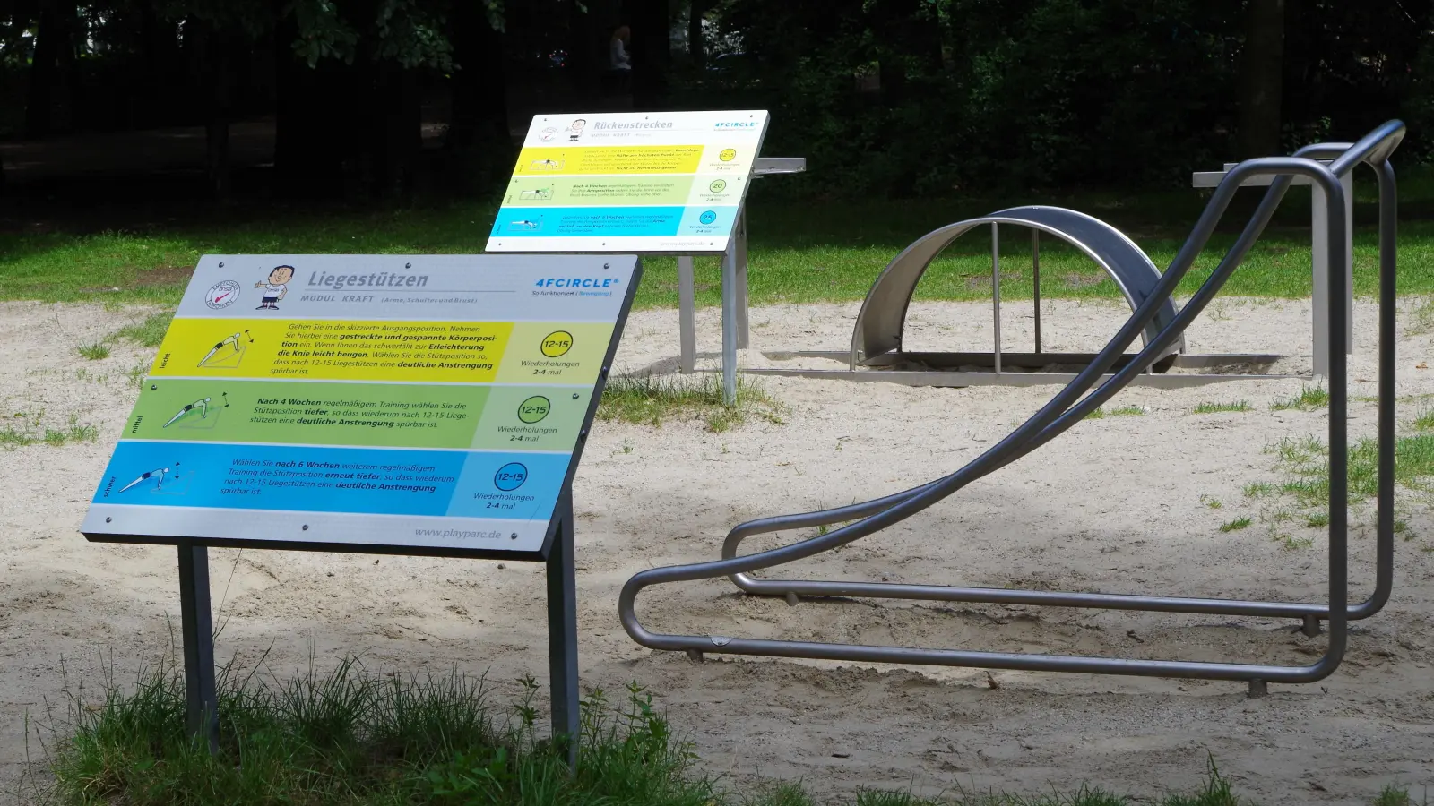 Künftig sollen Erläuterungsschilder (wie hier im Bild) auch in der Calisthenics-Anlage im Süden des Hirschgartens zeigen, welche Übungen dort umgesetzt werden können. (Foto: Beatrix Köber)