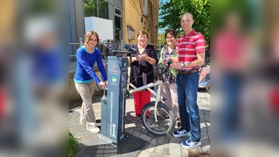 Test der Reparatur-Station an der Musikschule Weilheim (v.l.): Gisela Schuster (Tourist Information Weilheim), Andrea Jochner-Weiß (Vorsitzende Tourismusverband Pfaffenwinkel), Susanne Lengger (Geschäftsführerin Tourismusverband Pfaffenwinkel), Stefan Frenzl (Radverkehrsbeauftragter Stadt Weilheim).  (Foto: Stadt Weilheim)