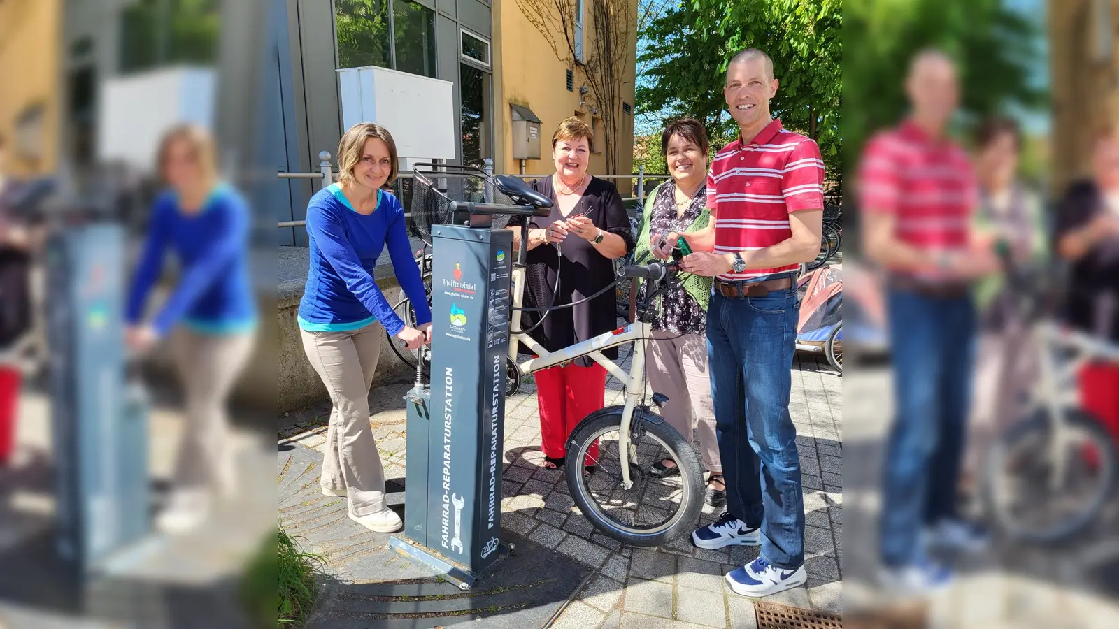 Test der Reparatur-Station an der Musikschule Weilheim (v.l.): Gisela Schuster (Tourist Information Weilheim), Andrea Jochner-Weiß (Vorsitzende Tourismusverband Pfaffenwinkel), Susanne Lengger (Geschäftsführerin Tourismusverband Pfaffenwinkel), Stefan Frenzl (Radverkehrsbeauftragter Stadt Weilheim).  (Foto: Stadt Weilheim)