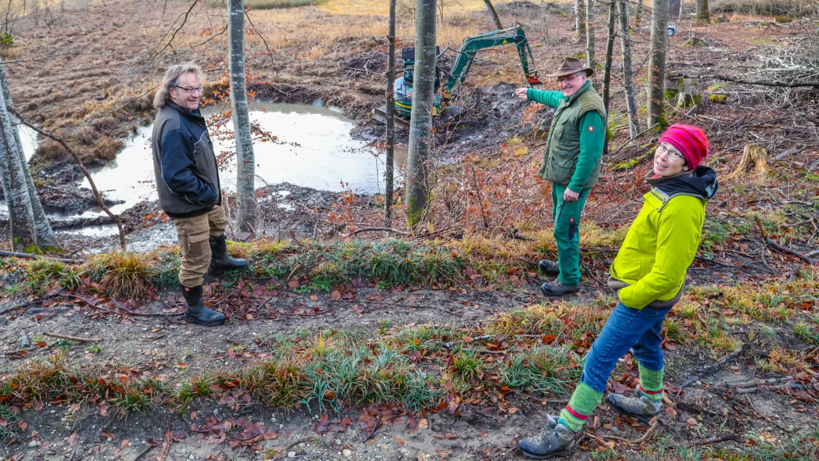 Der Amphibienbeauftragte Reinhard Maier (v.l.), Landschaftspfleger Johann Ludwig und Rathausmitarbeiterin Franziska Kalz vor dem wiedervernässten Laichgewässer in Rausch.<br><br> (Foto: Gemeinde Herrsching)