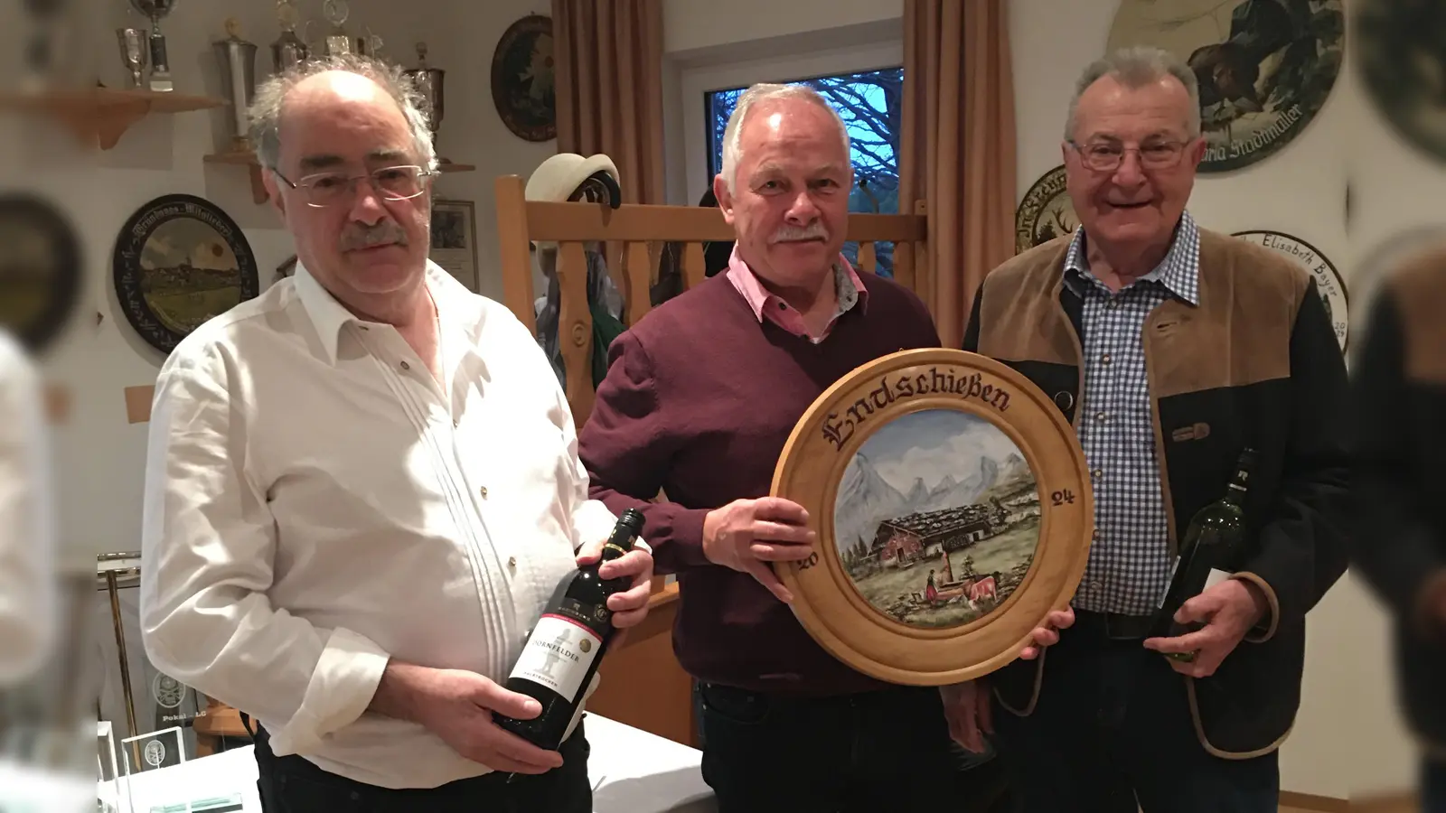 Die Gewinner der Endschiebe (von links): Schützenmeister Paul Wischnwski, Max Wischnewski sowie Peter Adam. (Foto: Schützengesellschaft "Eintracht" Etterschlag e.V)