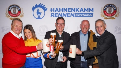 Dr. Heinrich Dieter Kiener und Alessandra Kiener (beide Eigentümer Stiegl Privatbrauerei), Wolfgang Kuffner (Geschäftsführer Marketing und Vertrieb ERDINGER Weißbräu), Harti Weirather (Gründer WWP) und Michael Huber (Präsident Kitzbüheler Skiclub) stoßen auf die neue Bierpartnerschaft an (von links).. (Foto: Roland Hoelzl)