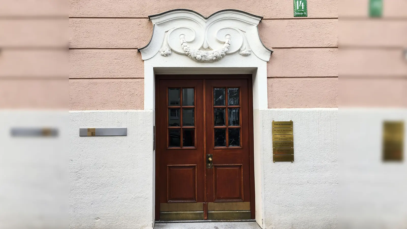 In der Destouchesstraße 14 erinnert nun ein Erinnerungszeichen (links) an die ehemalige Bewohnerin Irmgard Burger. (Foto: Stadtarchiv München)