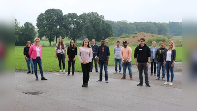 Die Ausbildungskoordinatorin Jennifer Kapferer (1.v.r.) und ihre Kolleginnen Claudia Schlagenhauser (2.v.l.) und Sonja Prachhart (2.v.r.) begrüßen die Gruppe der kaufmännischen und Pflege-Auszubildenden im Franziskuswerk Schönbrunn. (Foto: privat)